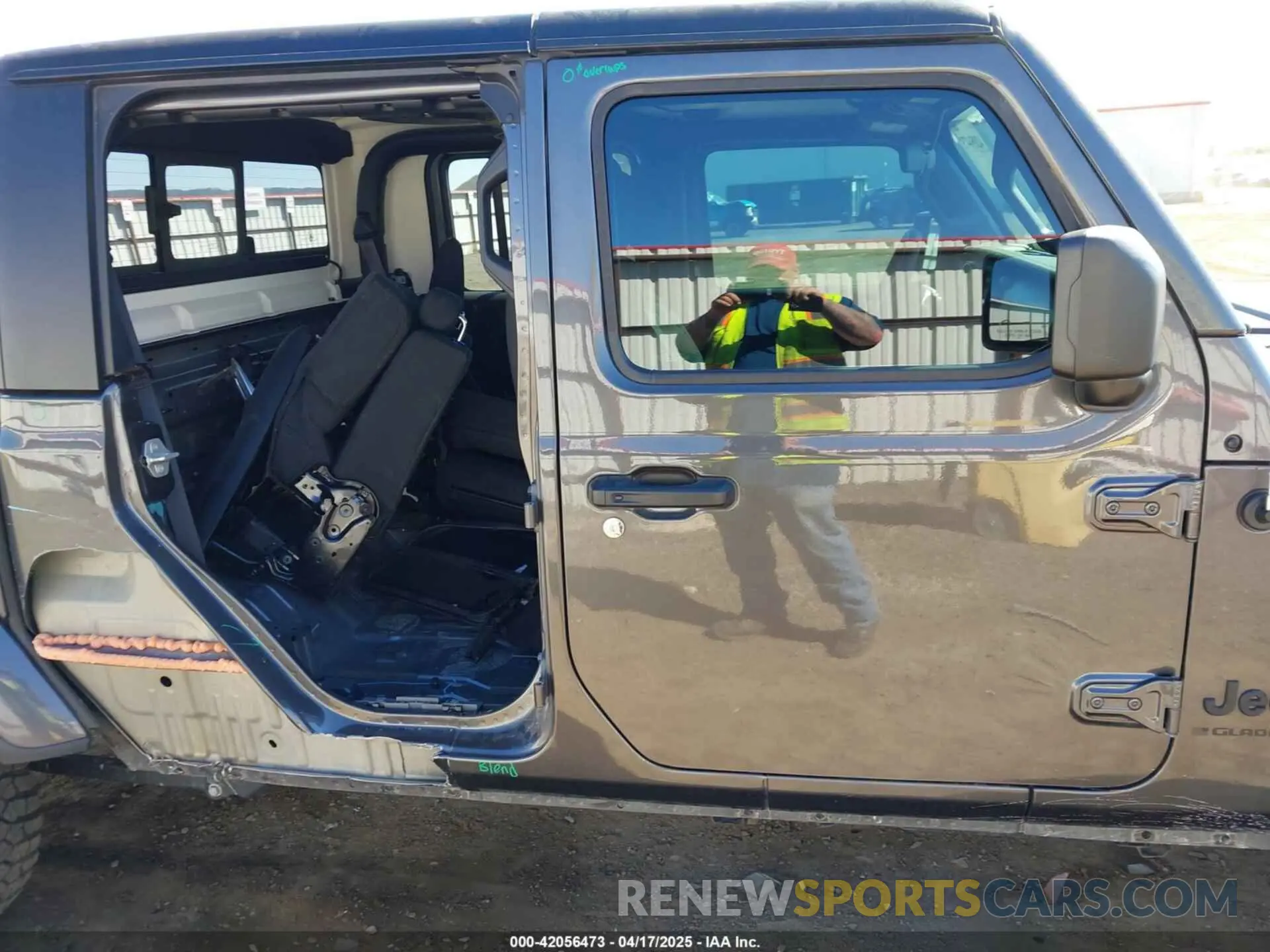 13 Photograph of a damaged car 1C6HJTAG2PL575276 JEEP GLADIATOR 2023