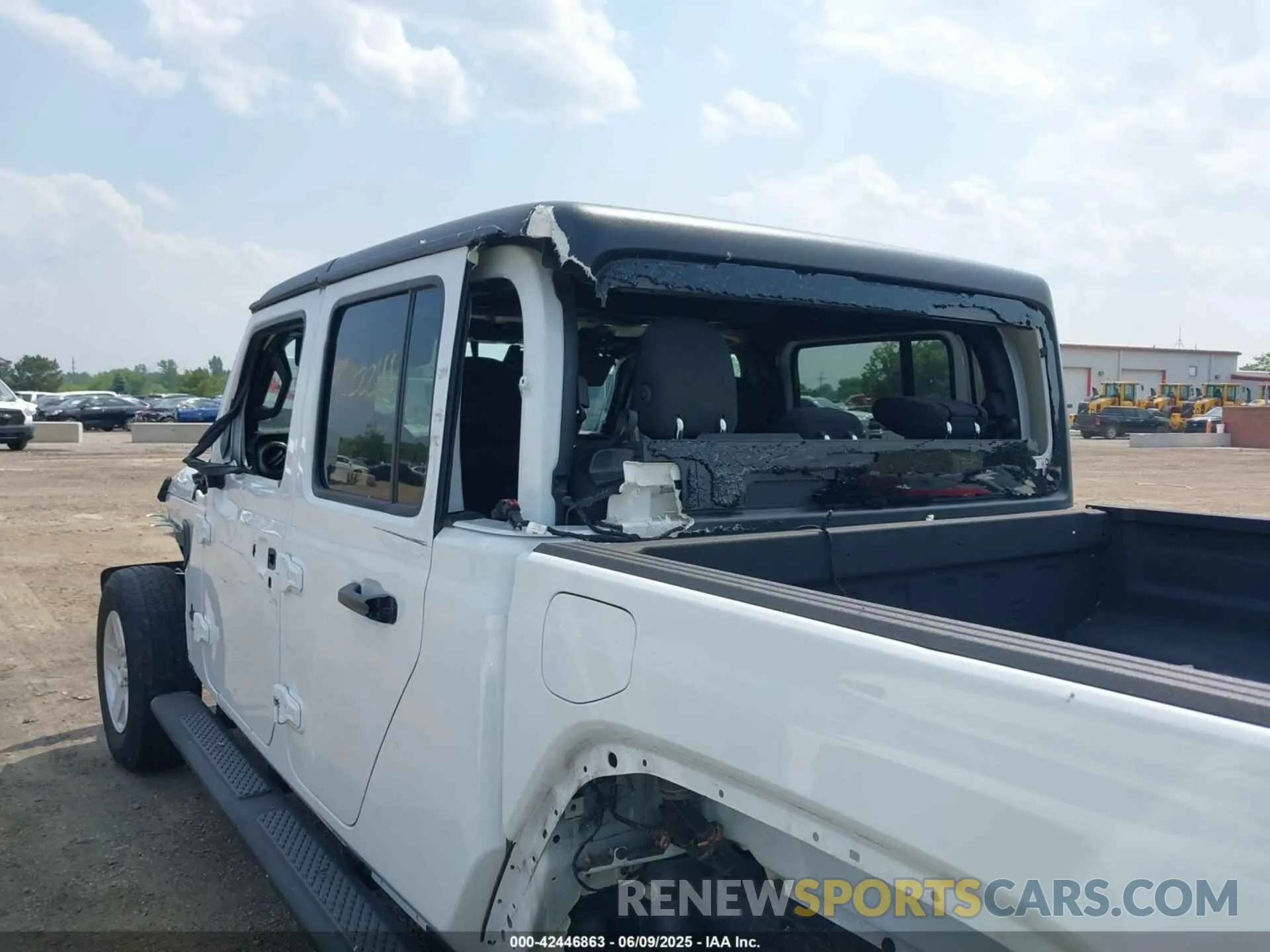 18 Photograph of a damaged car 1C6HJTAG3PL532694 JEEP GLADIATOR 2023