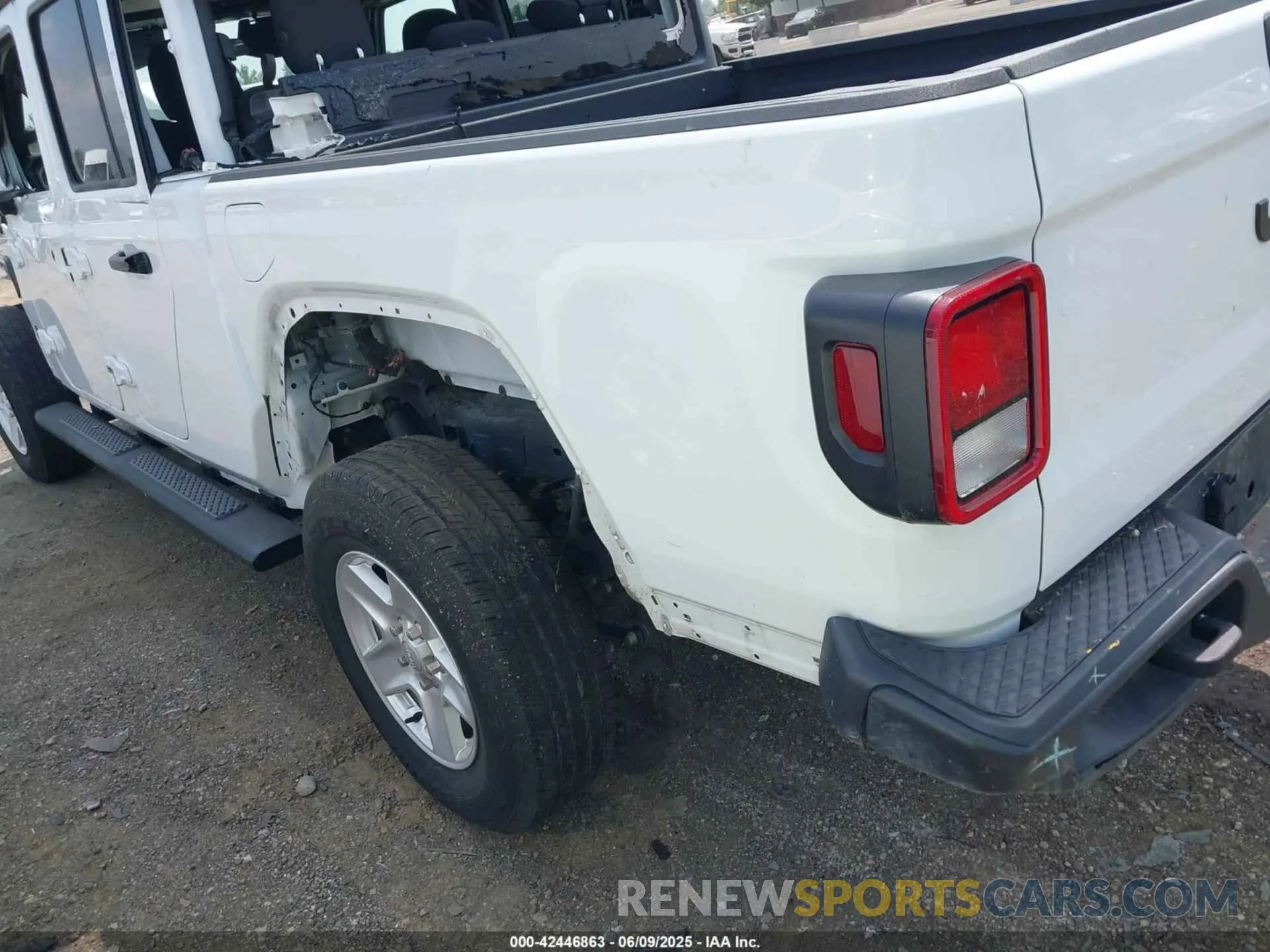 19 Photograph of a damaged car 1C6HJTAG3PL532694 JEEP GLADIATOR 2023