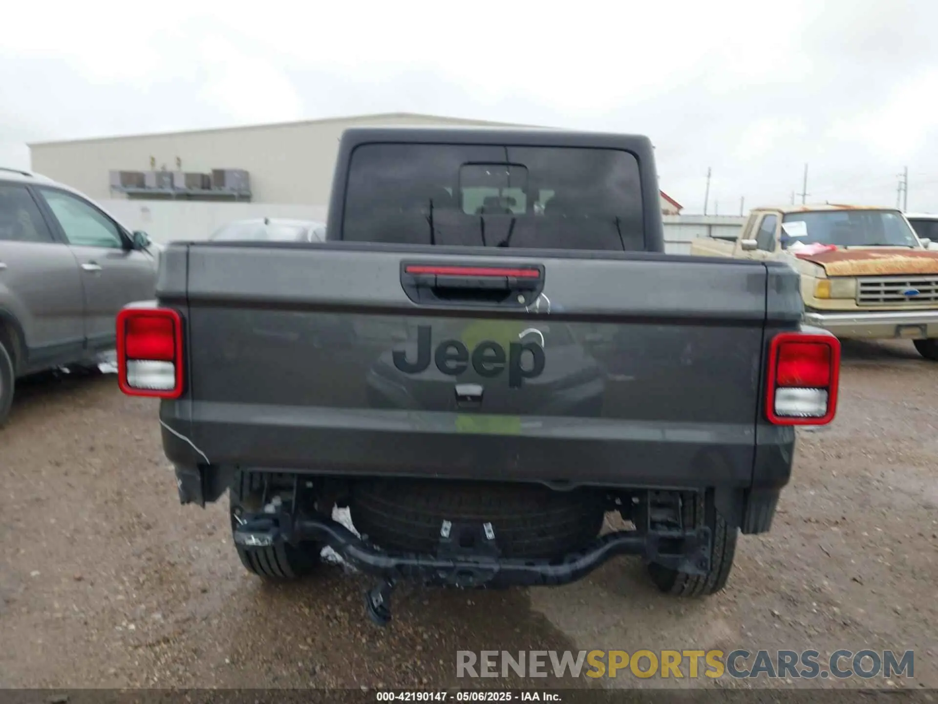 17 Photograph of a damaged car 1C6HJTAG6PL524105 JEEP GLADIATOR 2023