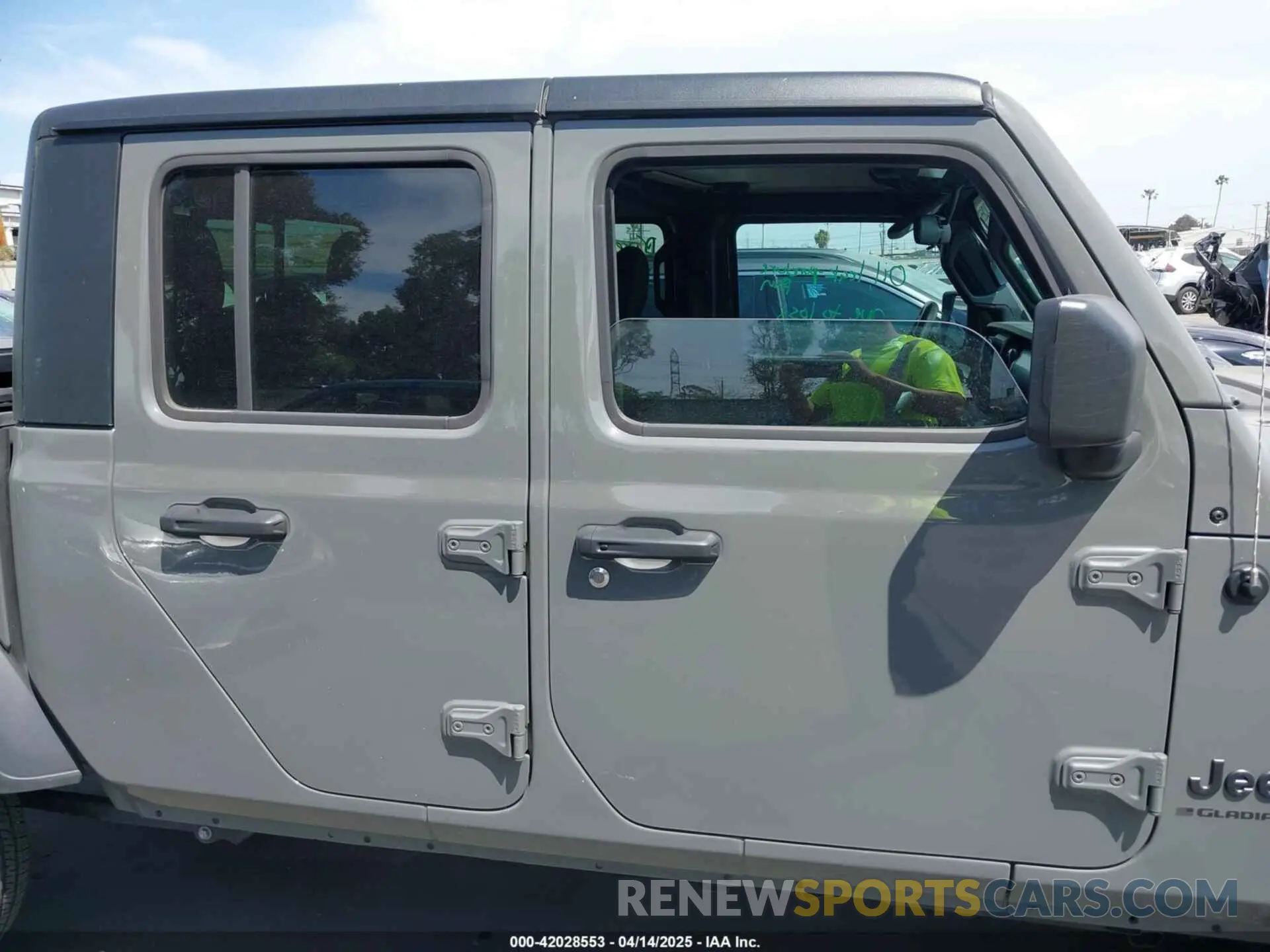 14 Photograph of a damaged car 1C6HJTAG7PL540765 JEEP GLADIATOR 2023