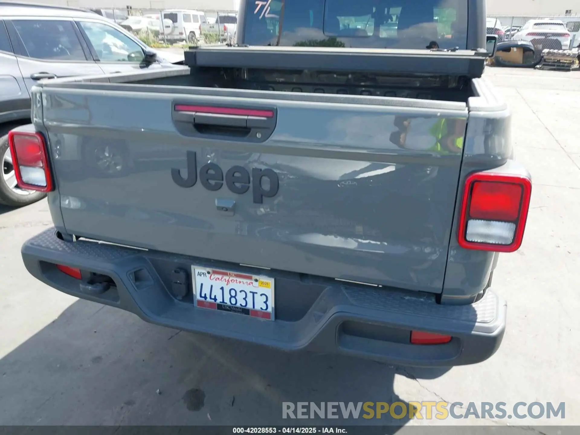 17 Photograph of a damaged car 1C6HJTAG7PL540765 JEEP GLADIATOR 2023