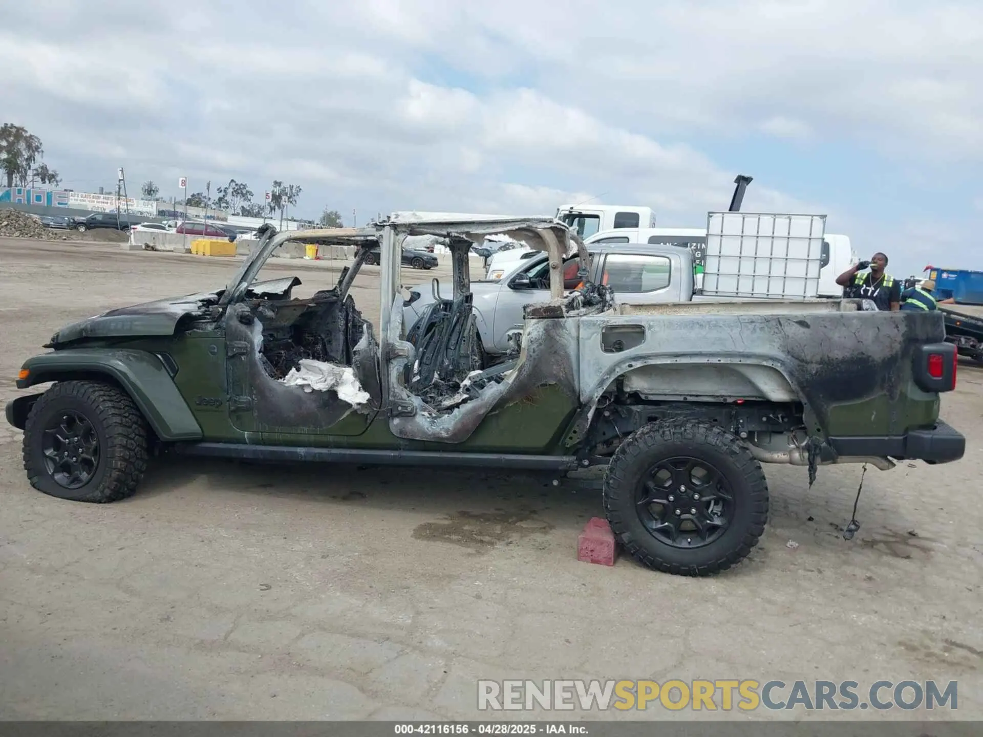 13 Photograph of a damaged car 1C6HJTAG7PL582515 JEEP GLADIATOR 2023