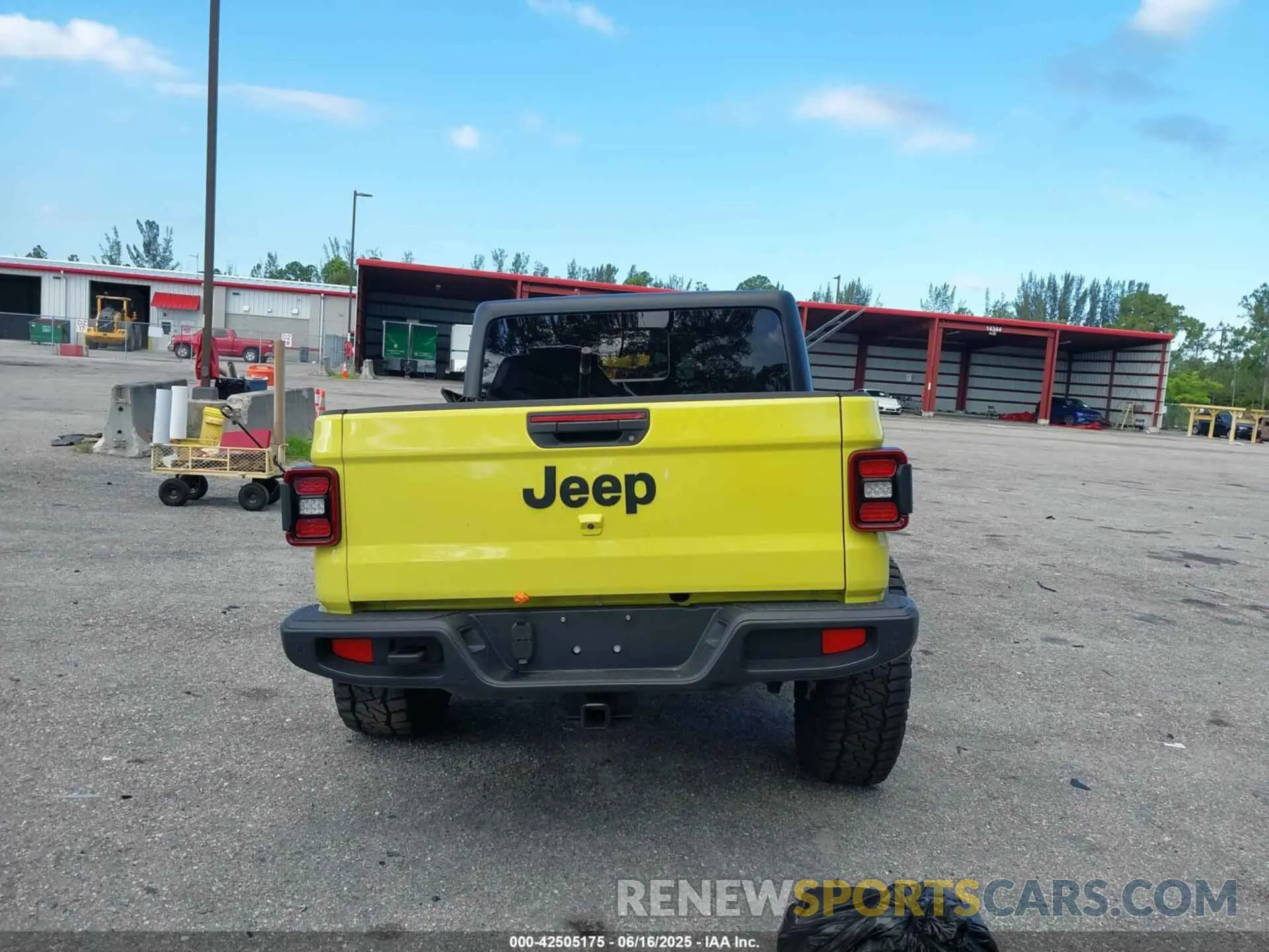 17 Photograph of a damaged car 1C6HJTAG9PL561410 JEEP GLADIATOR 2023