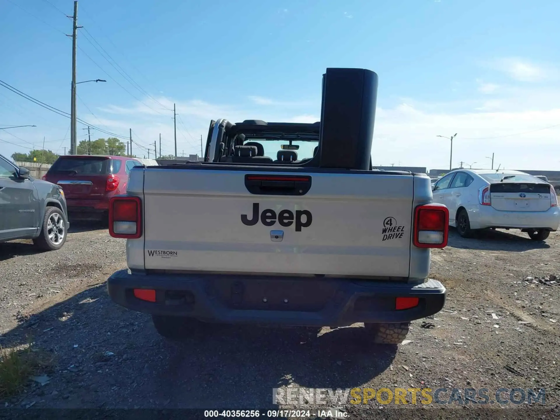 17 Photograph of a damaged car 1C6HJTAGXPL518744 JEEP GLADIATOR 2023