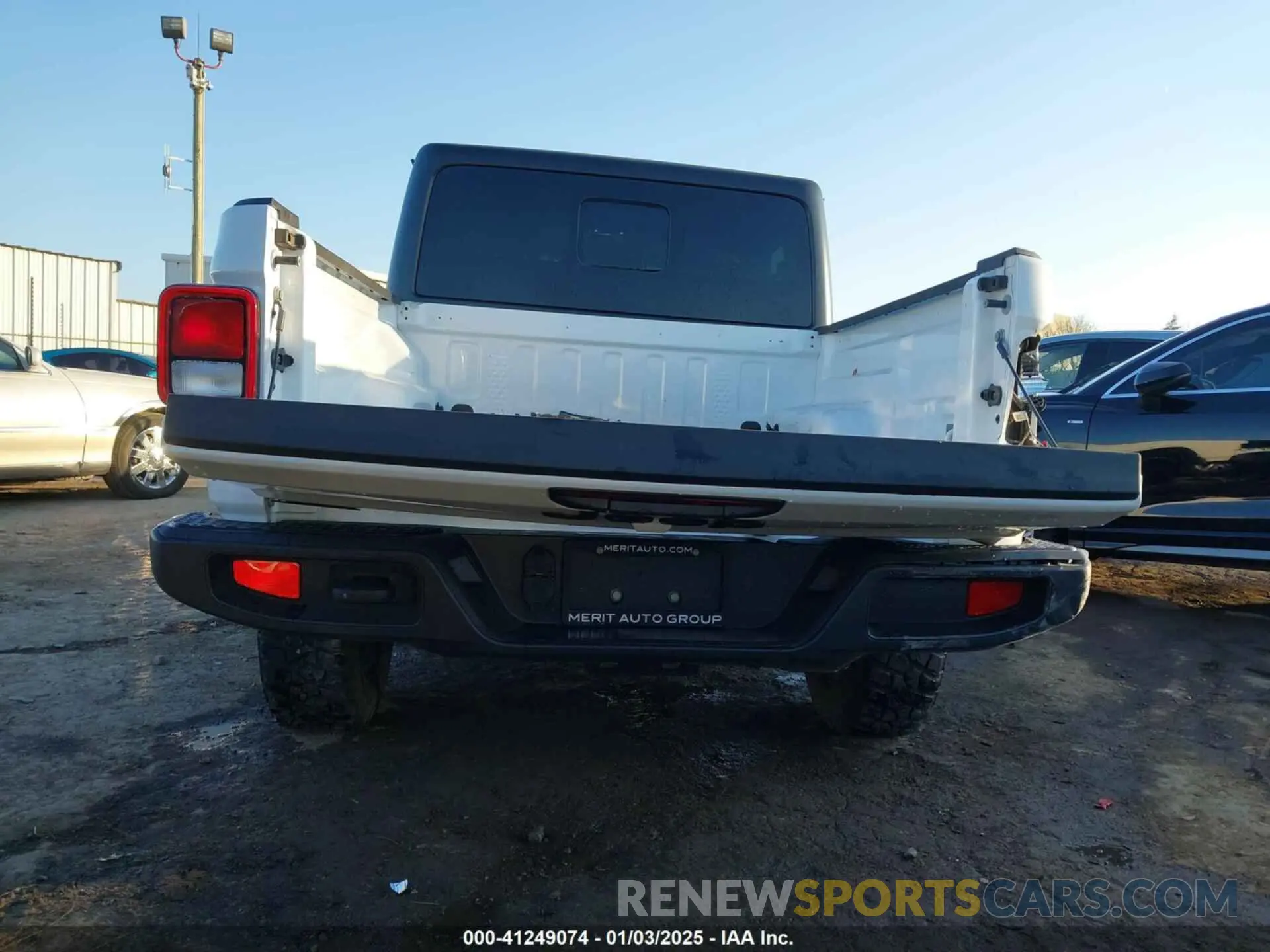 17 Photograph of a damaged car 1C6HJTAGXPL527086 JEEP GLADIATOR 2023