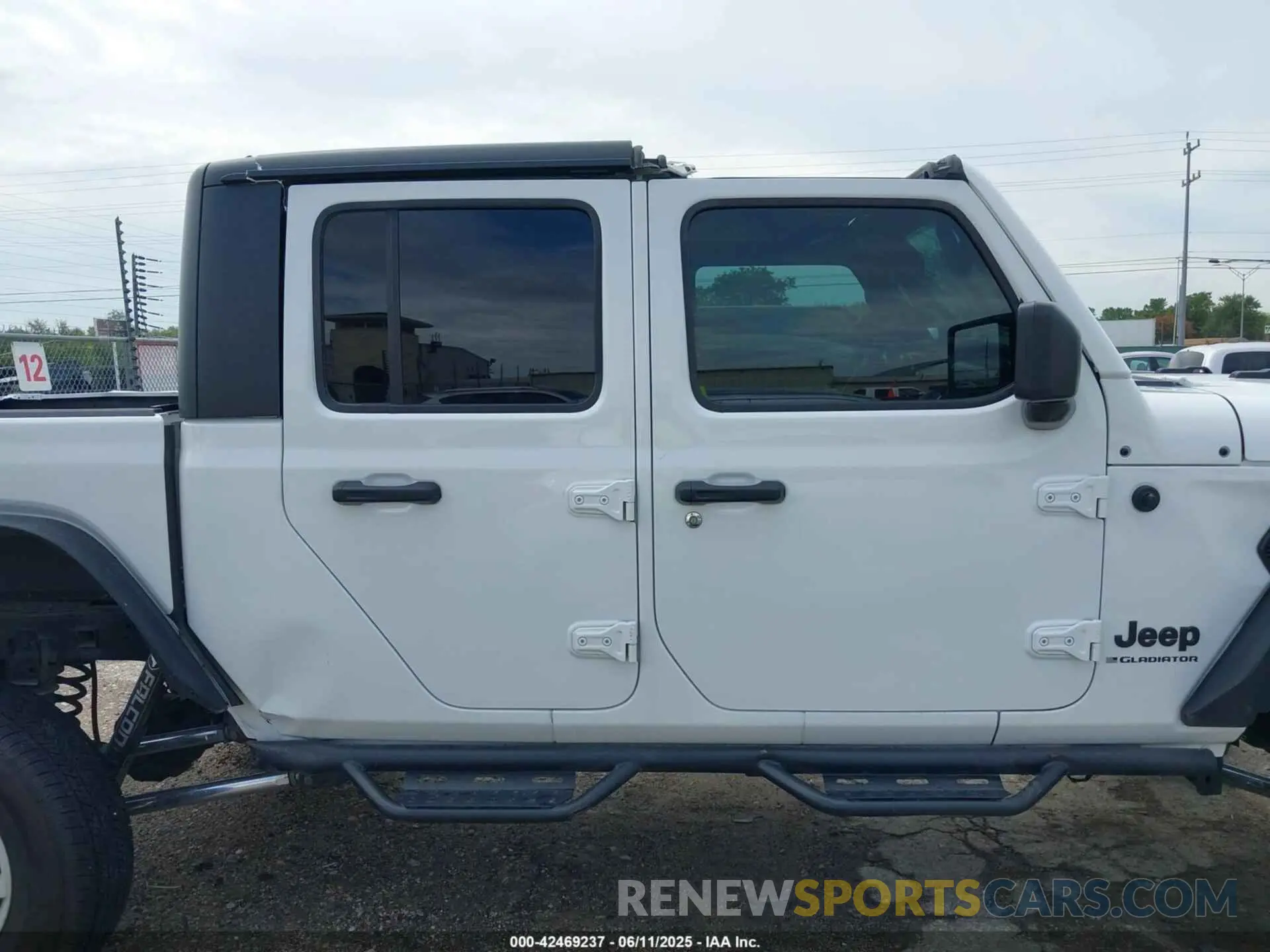 13 Photograph of a damaged car 1C6HJTAGXPL579320 JEEP GLADIATOR 2023