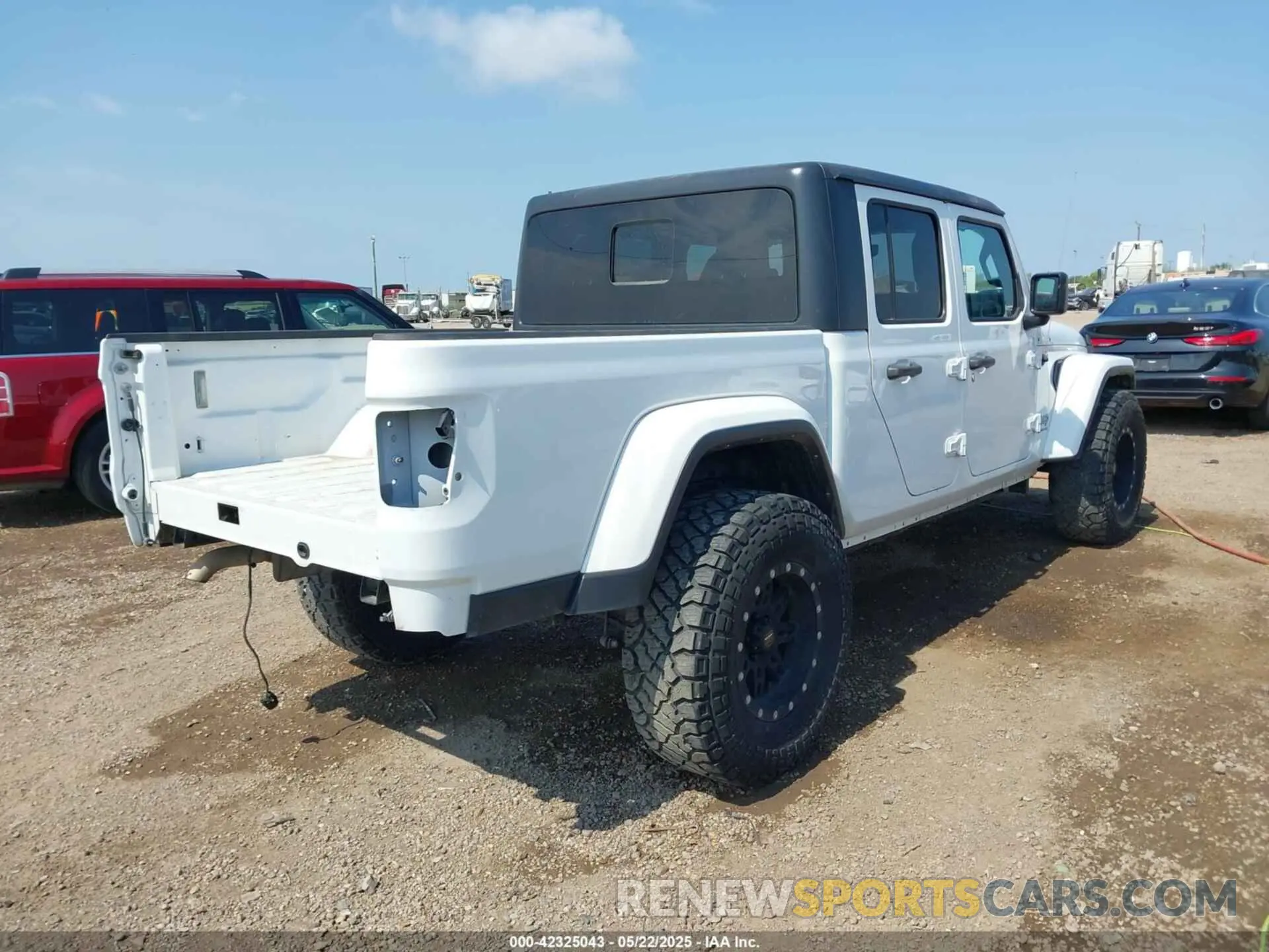 4 Photograph of a damaged car 1C6HJTFG0PL514419 JEEP GLADIATOR 2023