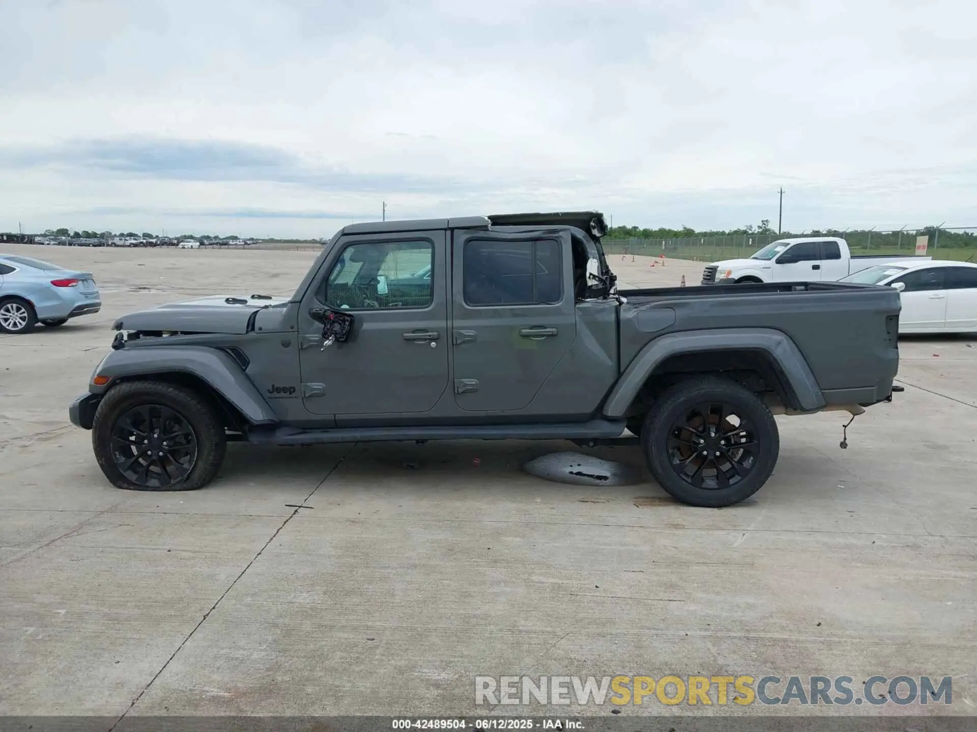 13 Photograph of a damaged car 1C6HJTFG1PL542536 JEEP GLADIATOR 2023