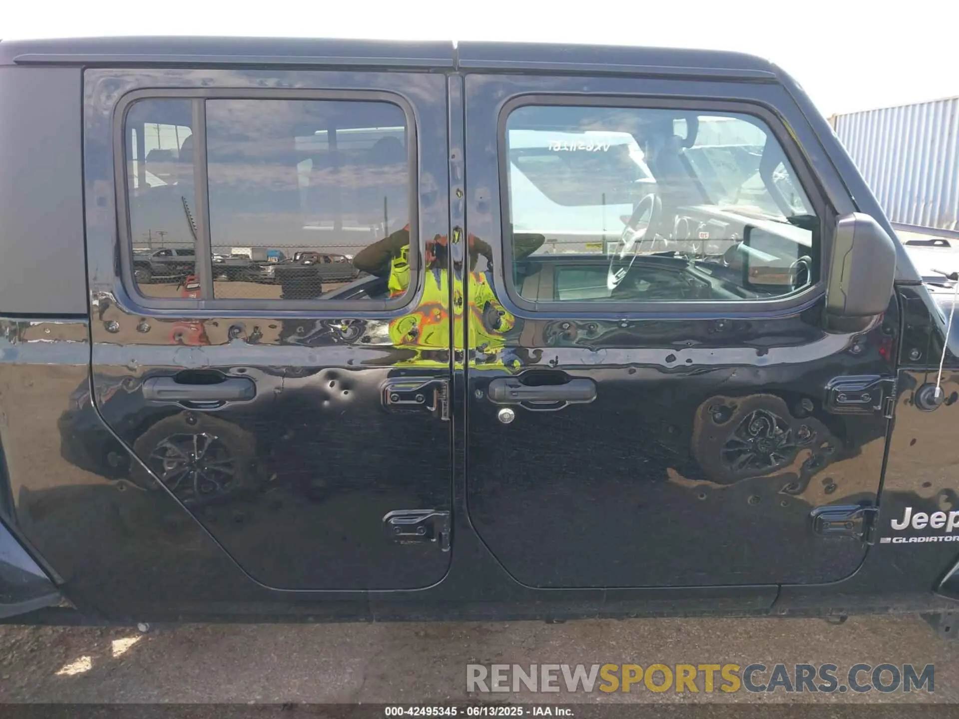 13 Photograph of a damaged car 1C6HJTFG2PL552850 JEEP GLADIATOR 2023