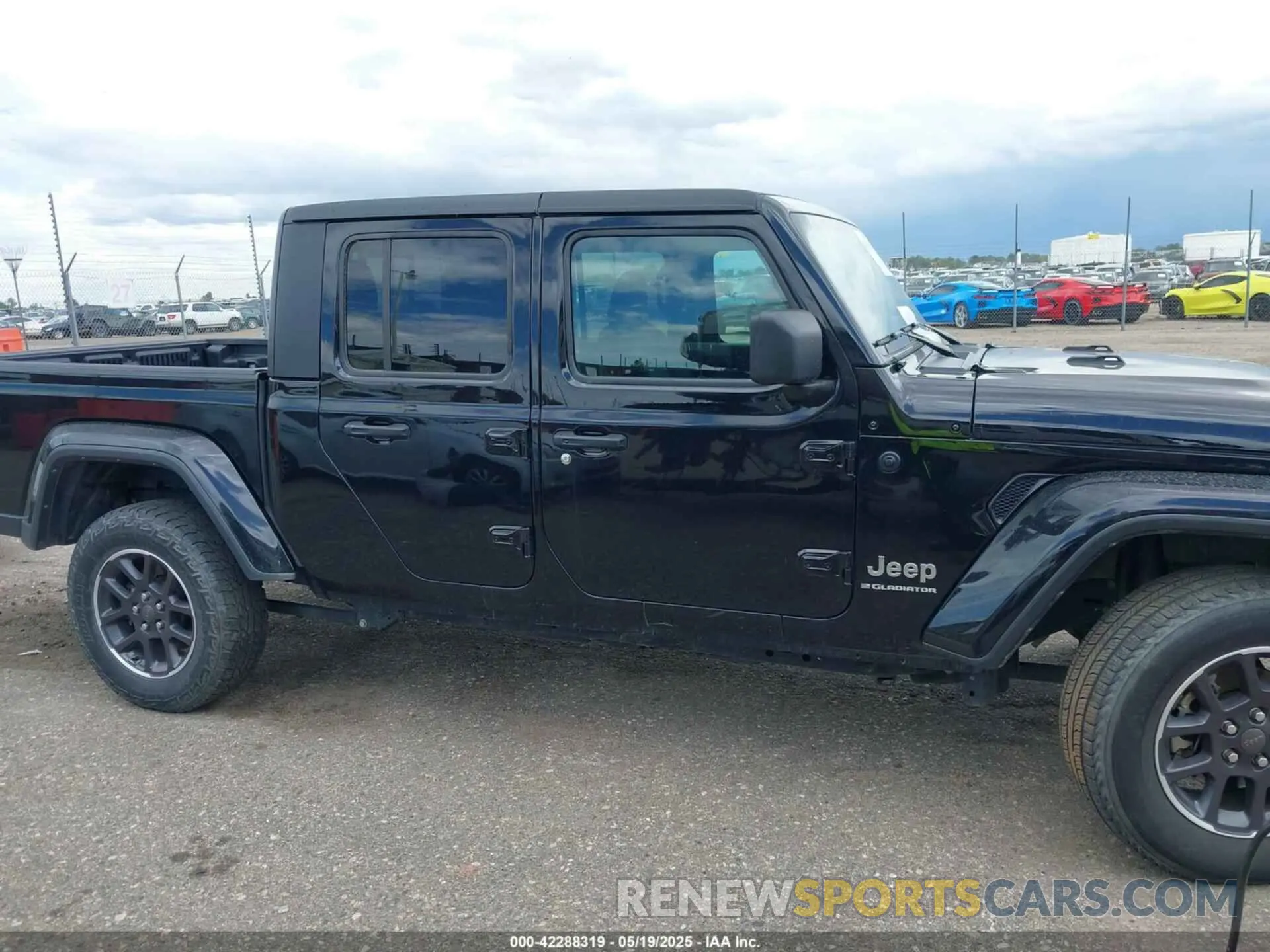 13 Photograph of a damaged car 1C6HJTFG5PL552826 JEEP GLADIATOR 2023
