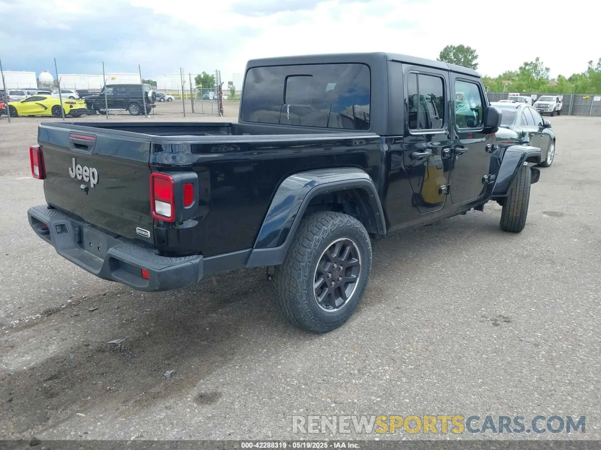 4 Photograph of a damaged car 1C6HJTFG5PL552826 JEEP GLADIATOR 2023