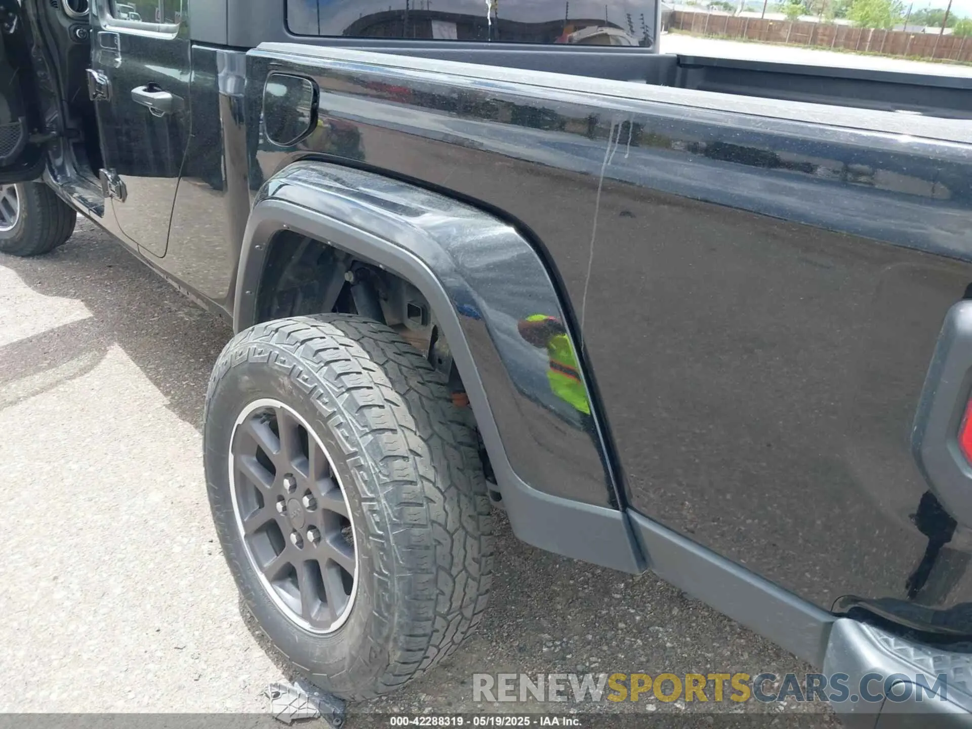 6 Photograph of a damaged car 1C6HJTFG5PL552826 JEEP GLADIATOR 2023