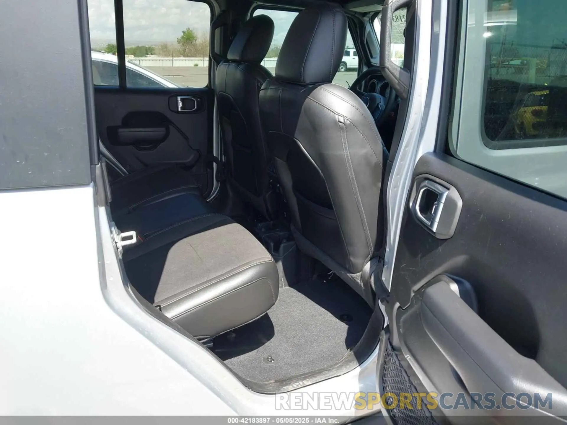 8 Photograph of a damaged car 1C6JJTAG3PL517372 JEEP GLADIATOR 2023