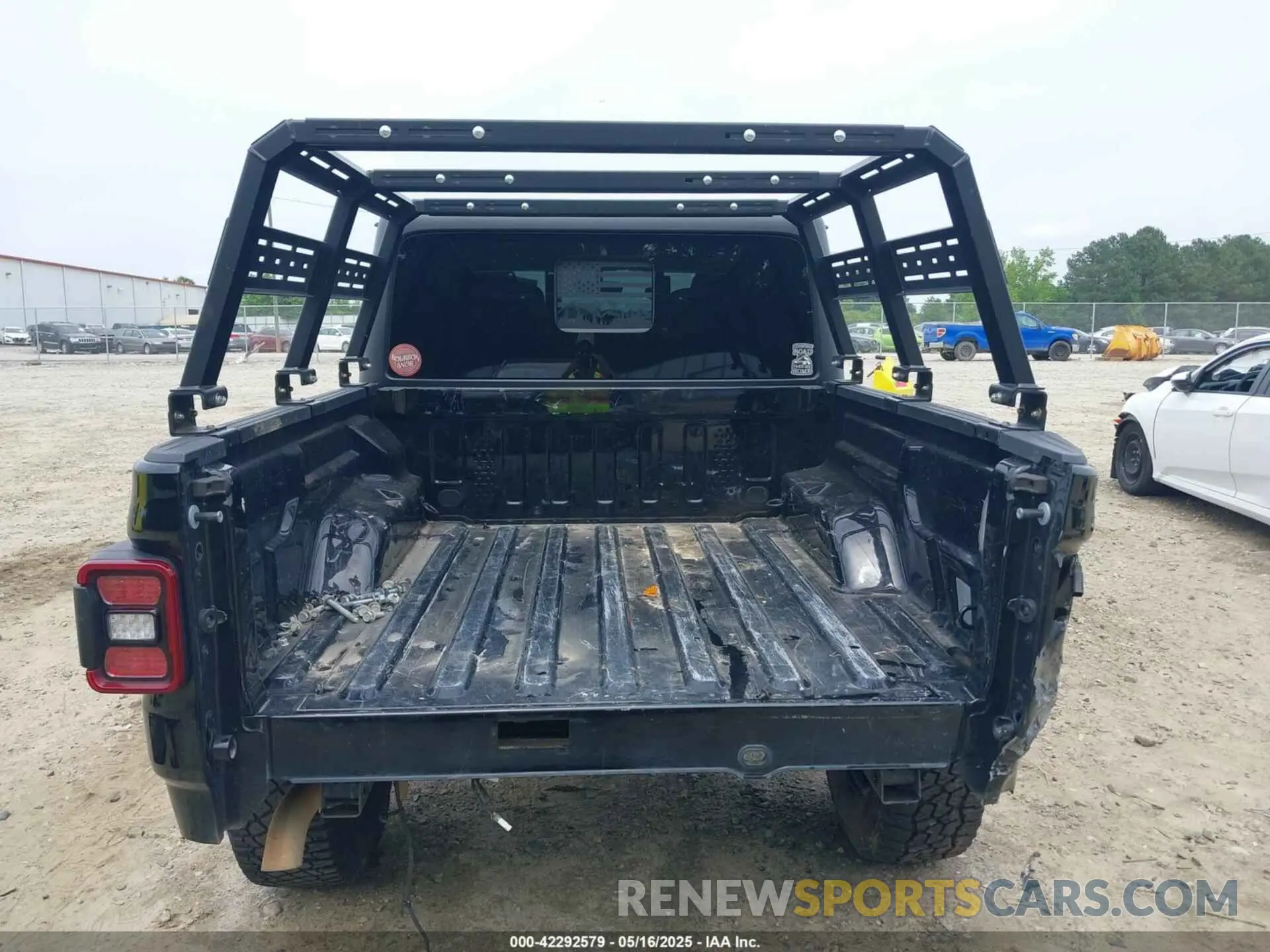 17 Photograph of a damaged car 1C6JJTBG2PL572717 JEEP GLADIATOR 2023