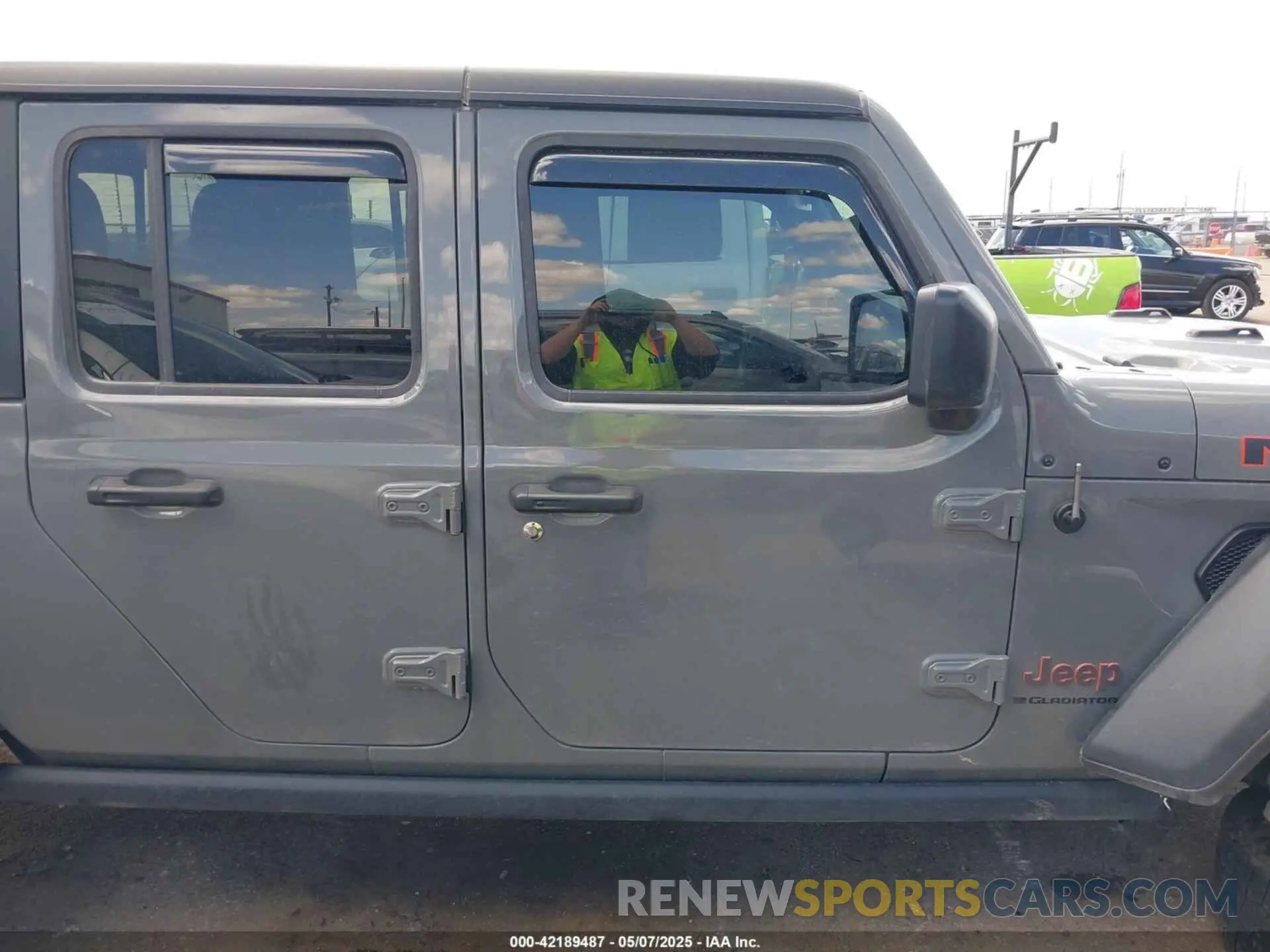 13 Photograph of a damaged car 1C6JJTEG2PL561809 JEEP GLADIATOR 2023