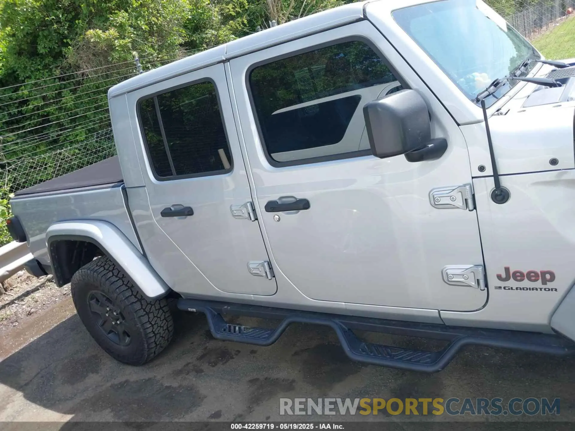 13 Photograph of a damaged car 1C6JJTEGXPL548712 JEEP GLADIATOR 2023