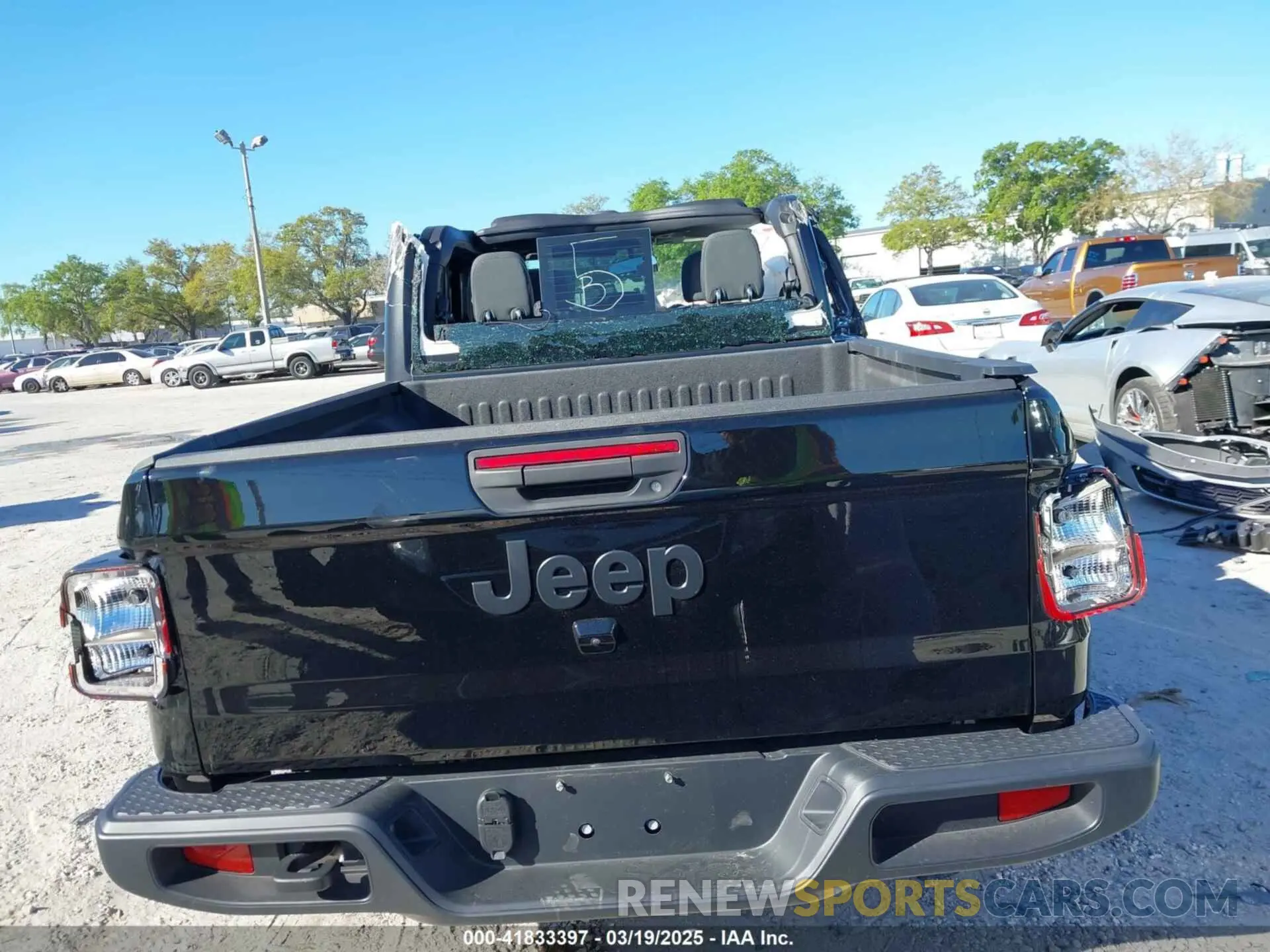 17 Photograph of a damaged car 1C6HJTAG6RL111586 JEEP GLADIATOR 2024