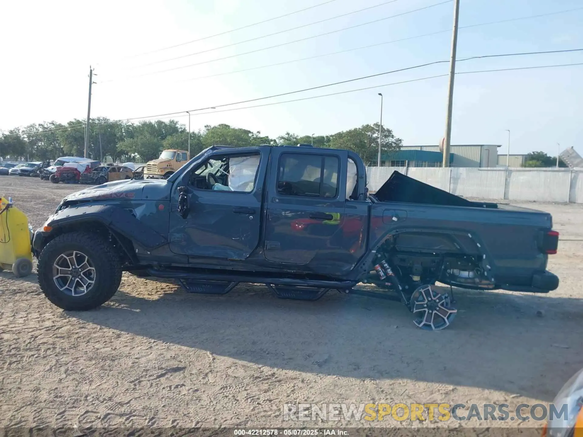 13 Photograph of a damaged car 1C6RJTEGXSL515043 JEEP GLADIATOR 2025