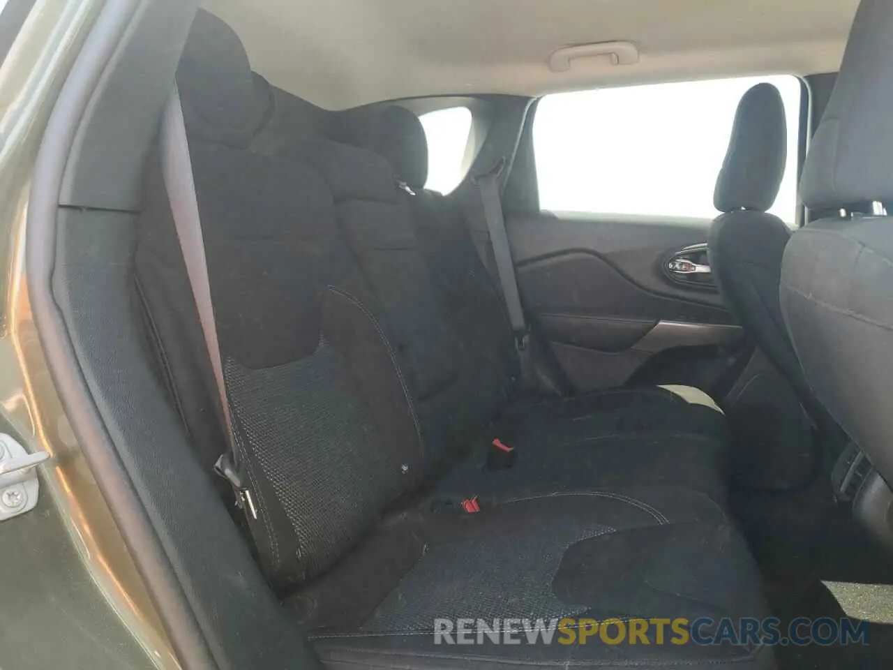 10 Photograph of a damaged car 1C4PJLCB0KD144119 JEEP GRAND CHER 2019