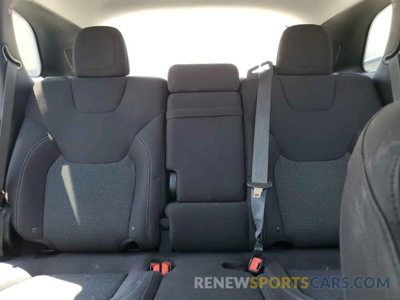 10 Photograph of a damaged car 1C4PJLCB1KD327111 JEEP GRAND CHER 2019