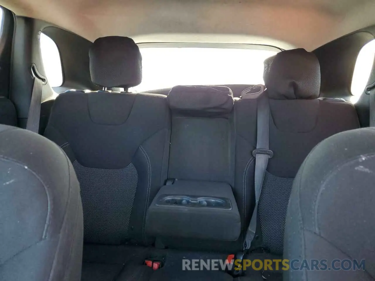 10 Photograph of a damaged car 1C4PJLCB1KD348749 JEEP GRAND CHER 2019