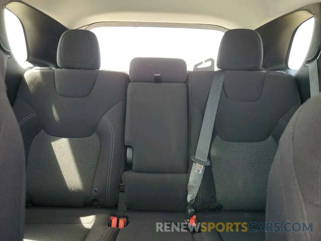 10 Photograph of a damaged car 1C4PJLCB1KD428925 JEEP GRAND CHER 2019
