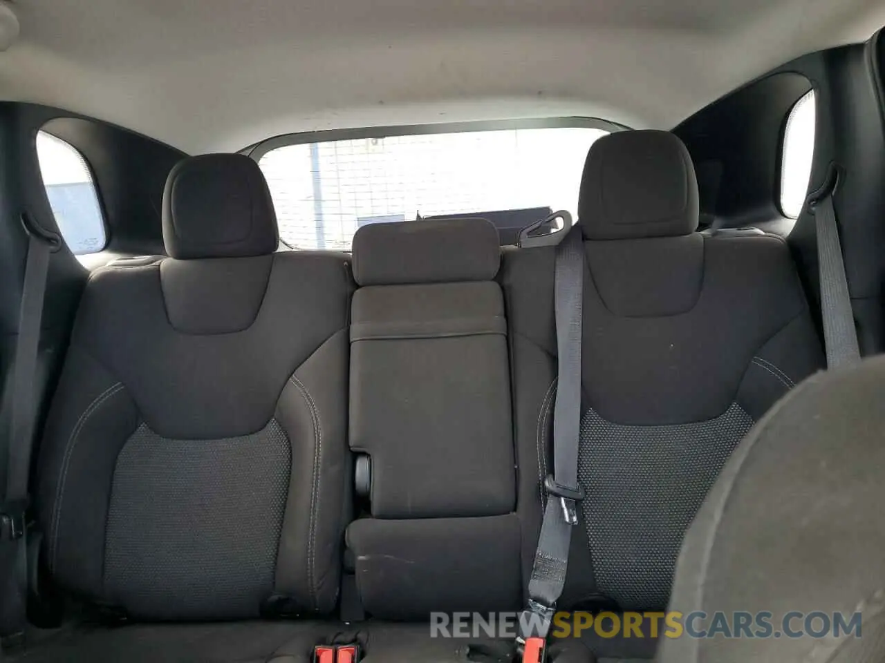 10 Photograph of a damaged car 1C4PJLCB2KD206863 JEEP GRAND CHER 2019