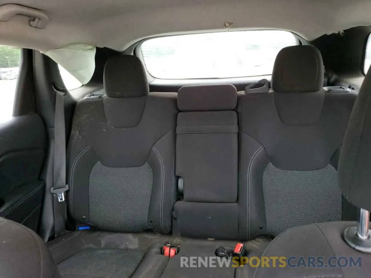 10 Photograph of a damaged car 1C4PJLCB2KD241919 JEEP GRAND CHER 2019