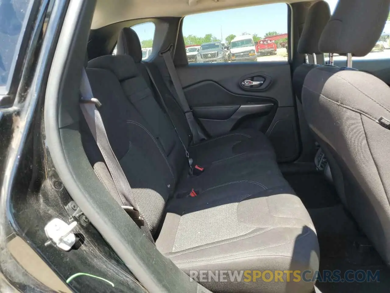 10 Photograph of a damaged car 1C4PJLCB3KD175767 JEEP GRAND CHER 2019