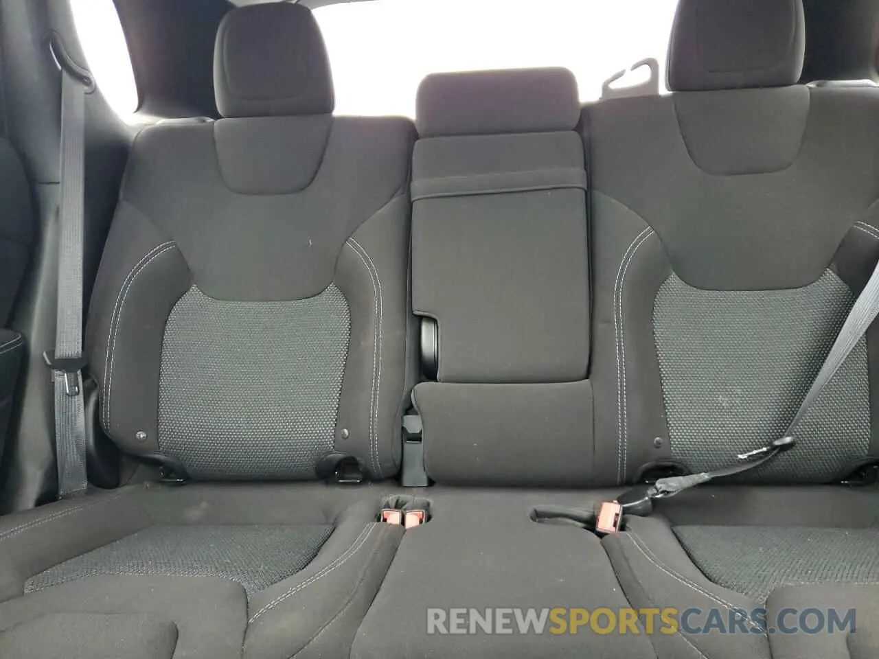 10 Photograph of a damaged car 1C4PJLCB3KD269759 JEEP GRAND CHER 2019