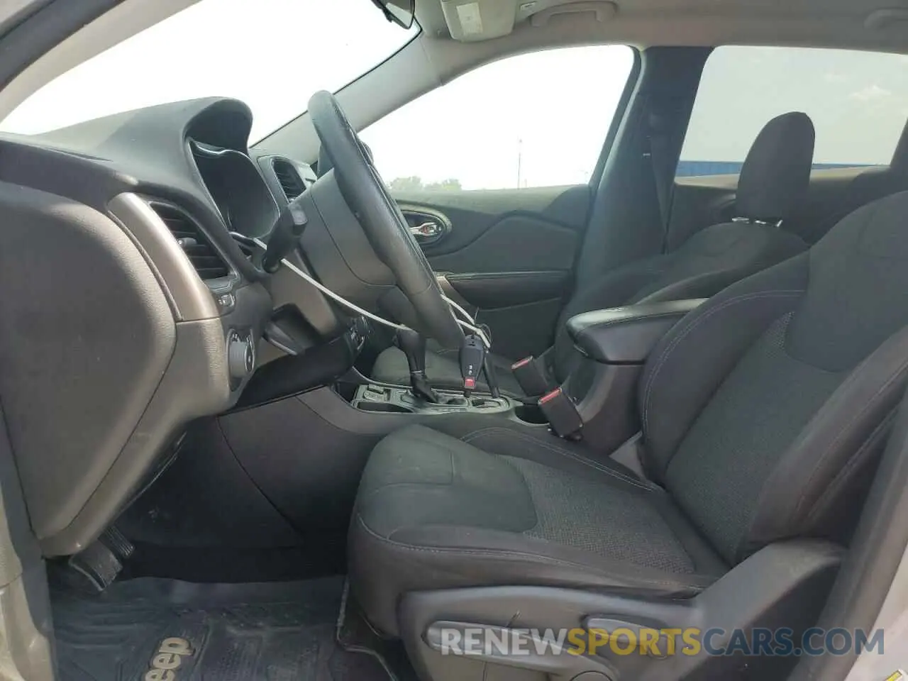 7 Photograph of a damaged car 1C4PJLCB5KD246810 JEEP GRAND CHER 2019