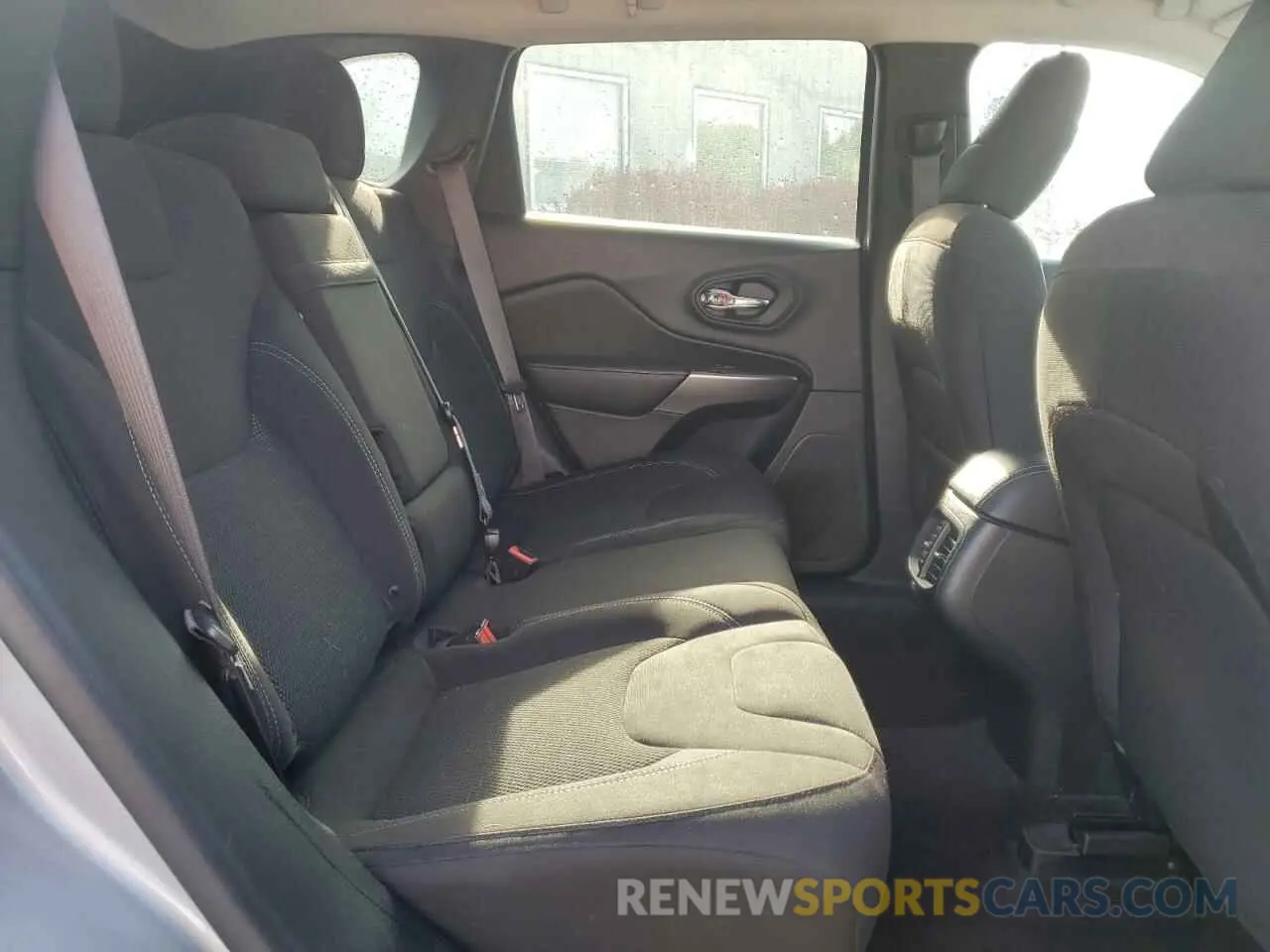 10 Photograph of a damaged car 1C4PJLCB6KD232656 JEEP GRAND CHER 2019