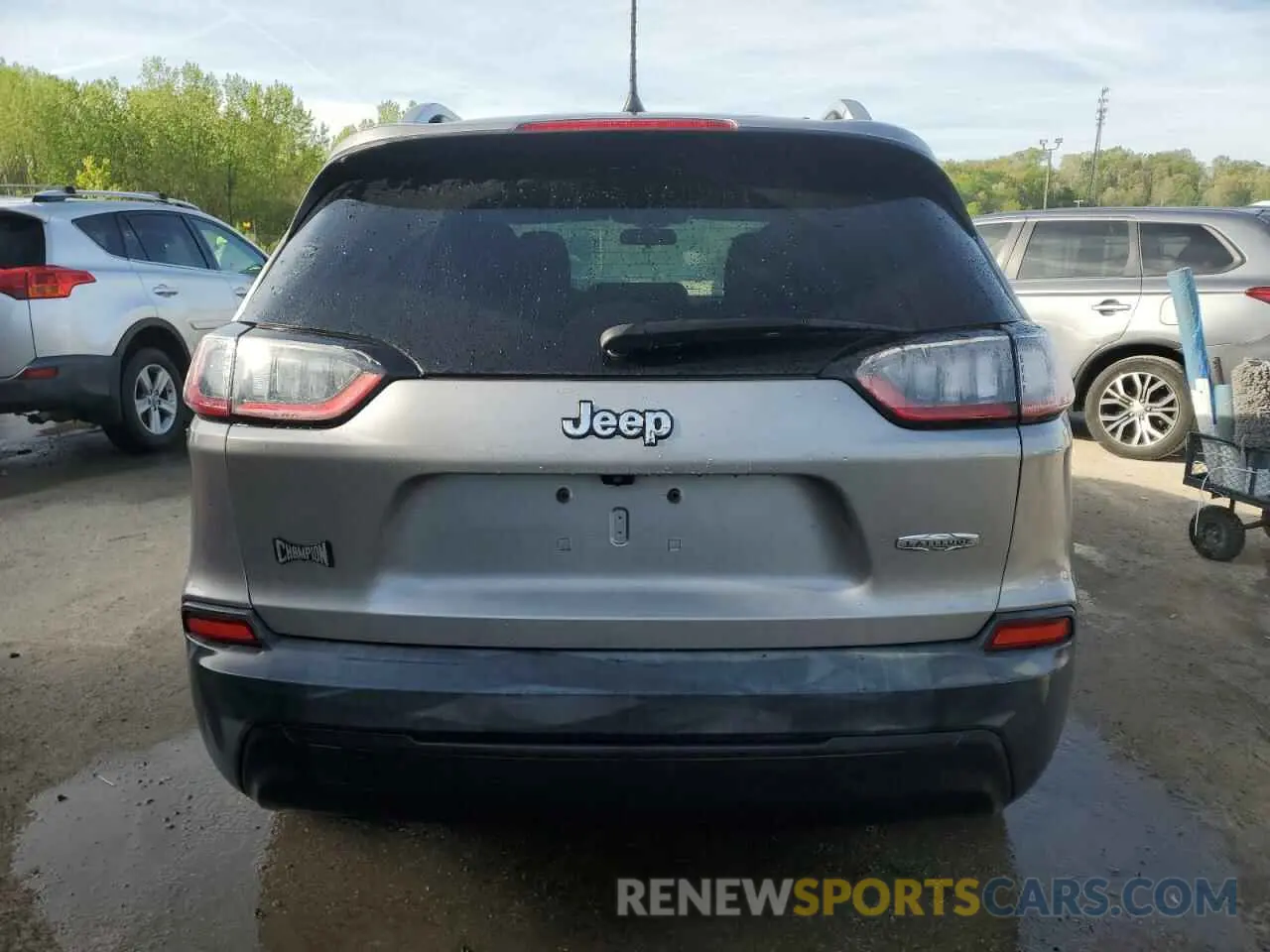 6 Photograph of a damaged car 1C4PJLCB6KD232656 JEEP GRAND CHER 2019