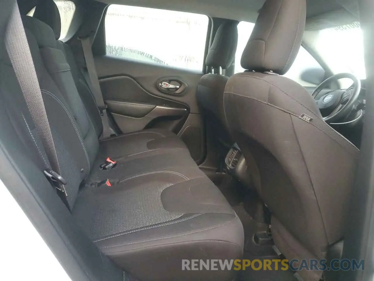 10 Photograph of a damaged car 1C4PJLCB7KD365930 JEEP GRAND CHER 2019