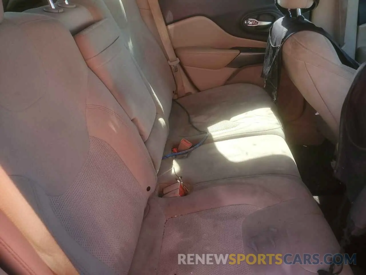 10 Photograph of a damaged car 1C4PJLCB9KD203992 JEEP GRAND CHER 2019