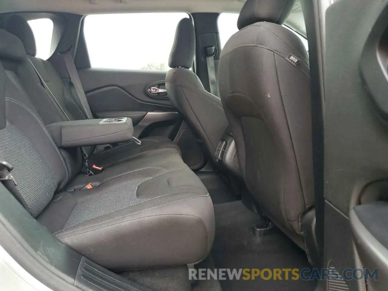 11 Photograph of a damaged car 1C4PJLCB9KD490556 JEEP GRAND CHER 2019