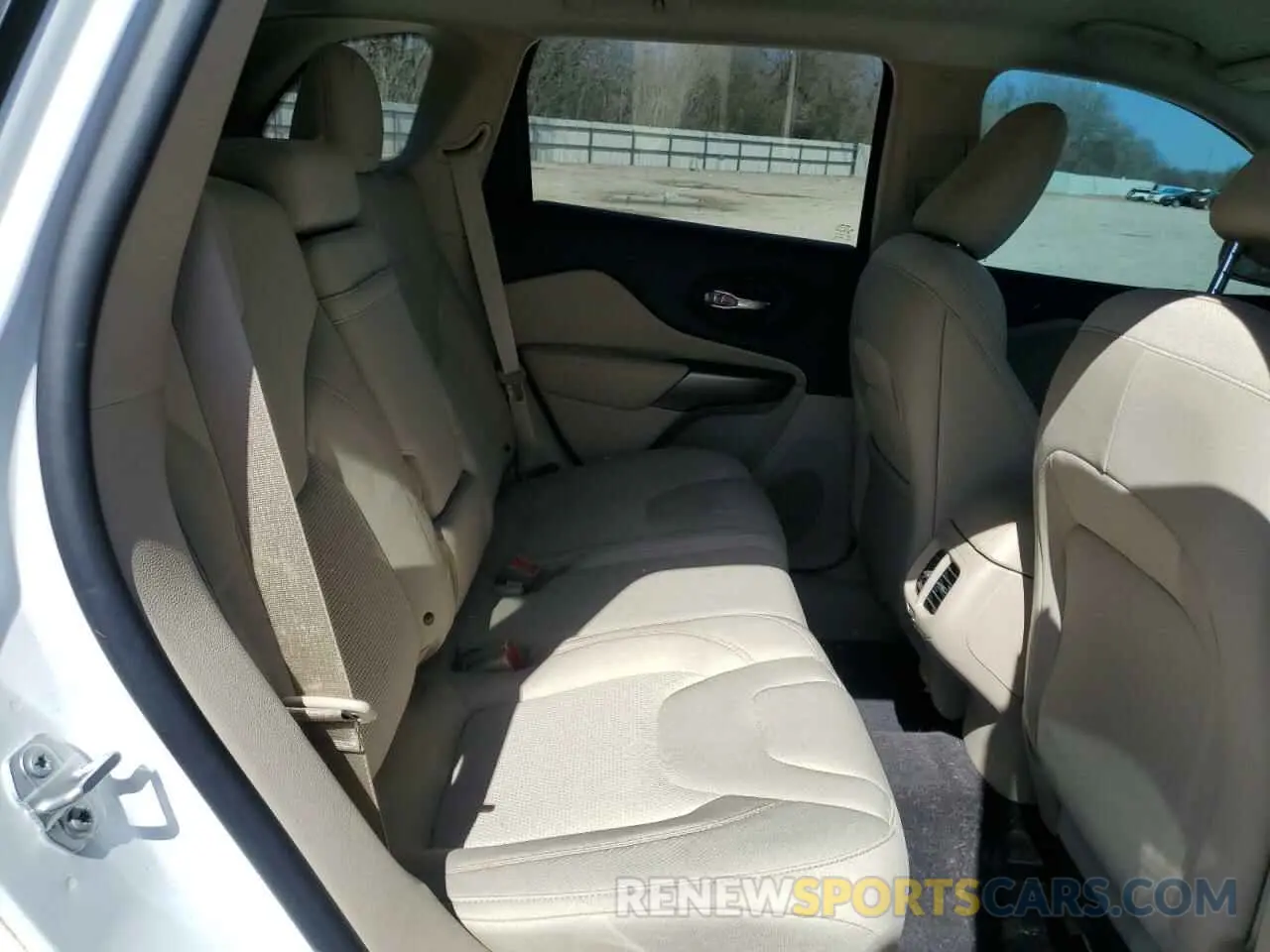 11 Photograph of a damaged car 1C4PJLCBXKD222275 JEEP GRAND CHER 2019