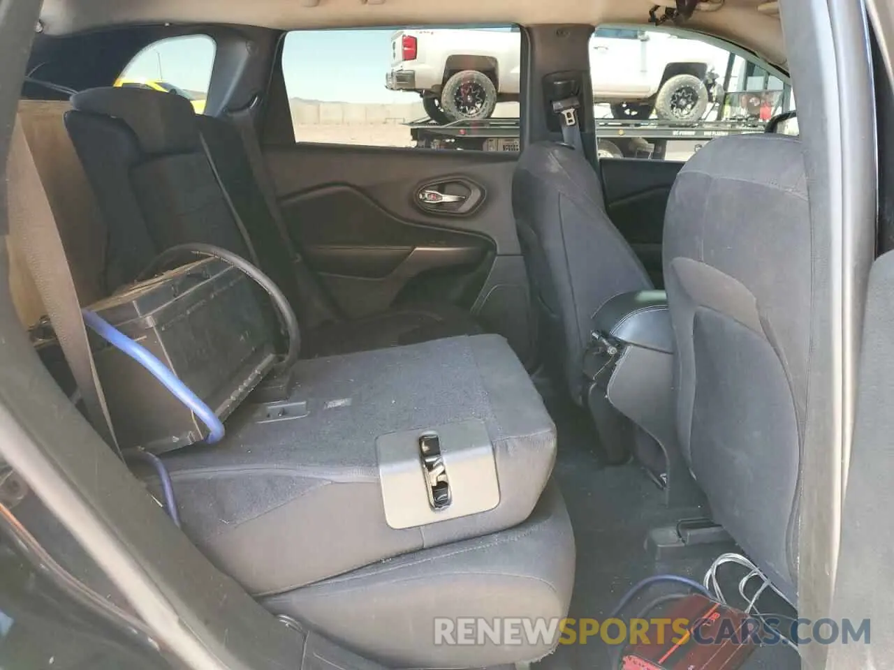 11 Photograph of a damaged car 1C4PJLCBXKD297560 JEEP GRAND CHER 2019
