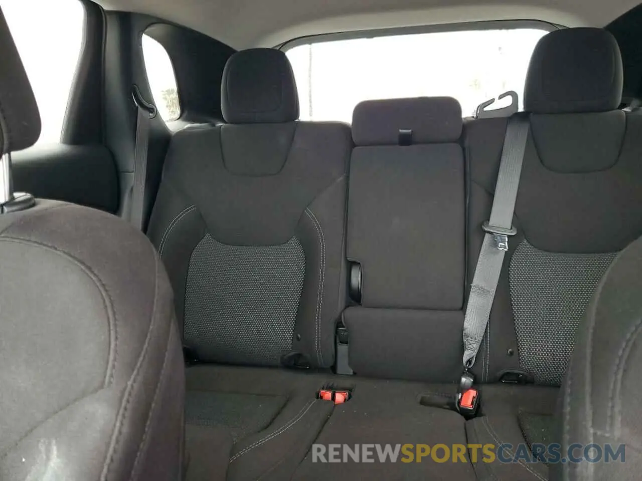 10 Photograph of a damaged car 1C4PJLCBXKD466542 JEEP GRAND CHER 2019