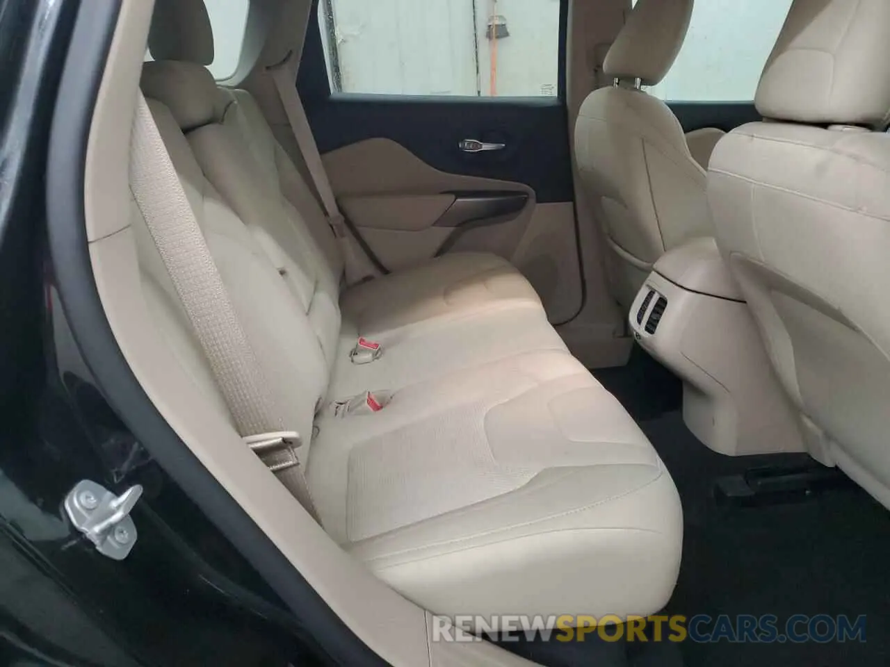 11 Photograph of a damaged car 1C4PJLCBXKD488394 JEEP GRAND CHER 2019