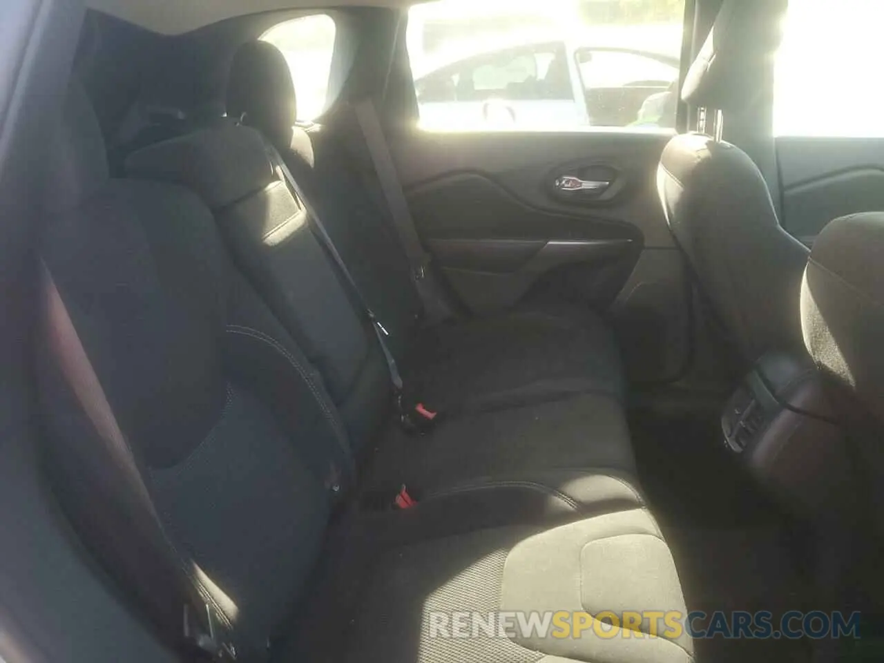 10 Photograph of a damaged car 1C4PJLCX4KD110812 JEEP GRAND CHER 2019