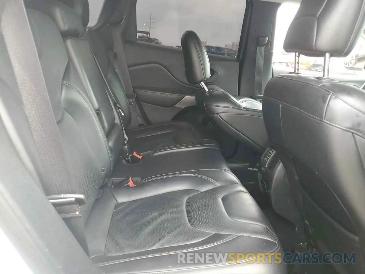 11 Photograph of a damaged car 1C4PJLDB0KD438585 JEEP GRAND CHER 2019
