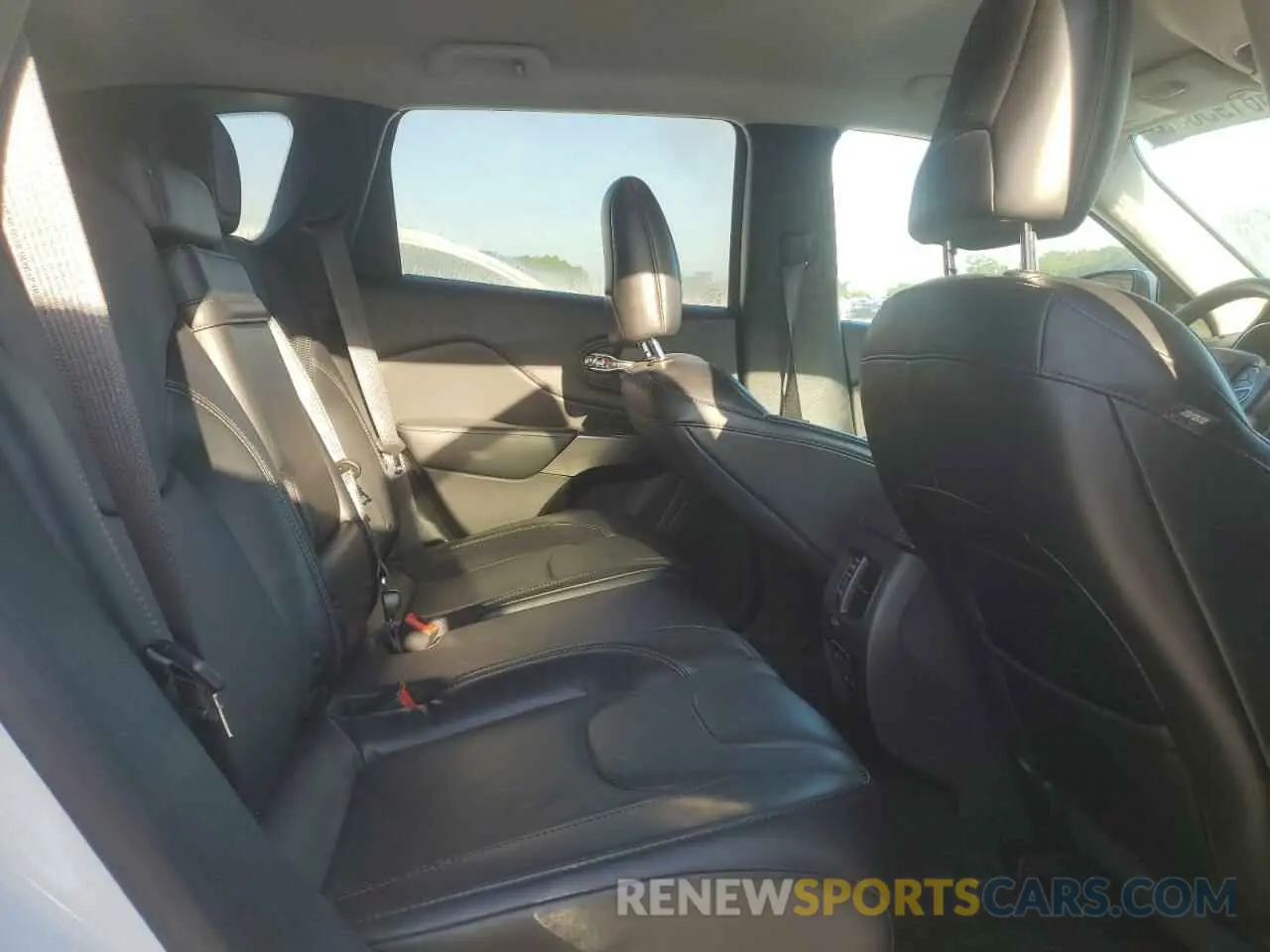 11 Photograph of a damaged car 1C4PJLDB4KD347822 JEEP GRAND CHER 2019