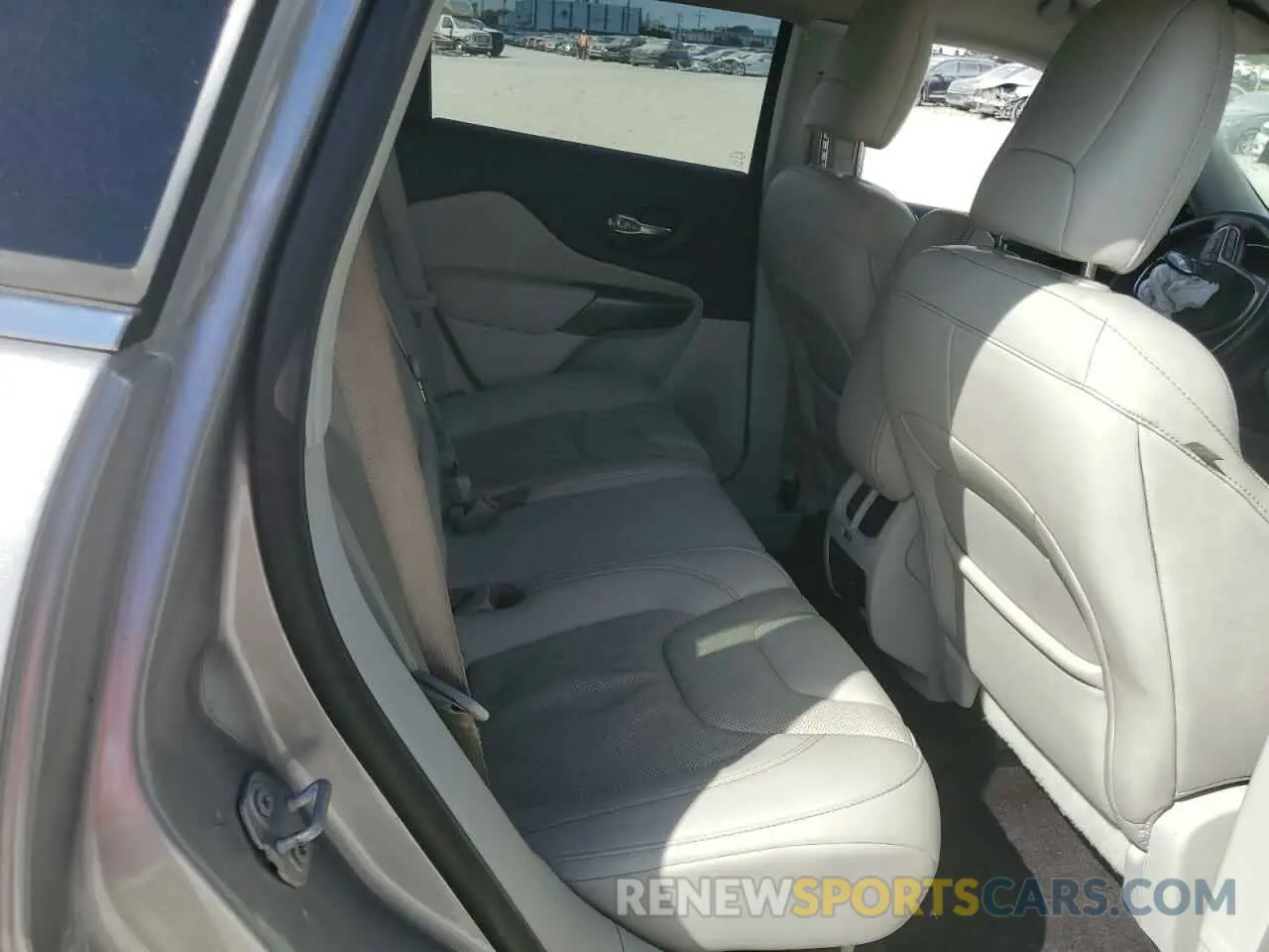10 Photograph of a damaged car 1C4PJLDB5KD164686 JEEP GRAND CHER 2019