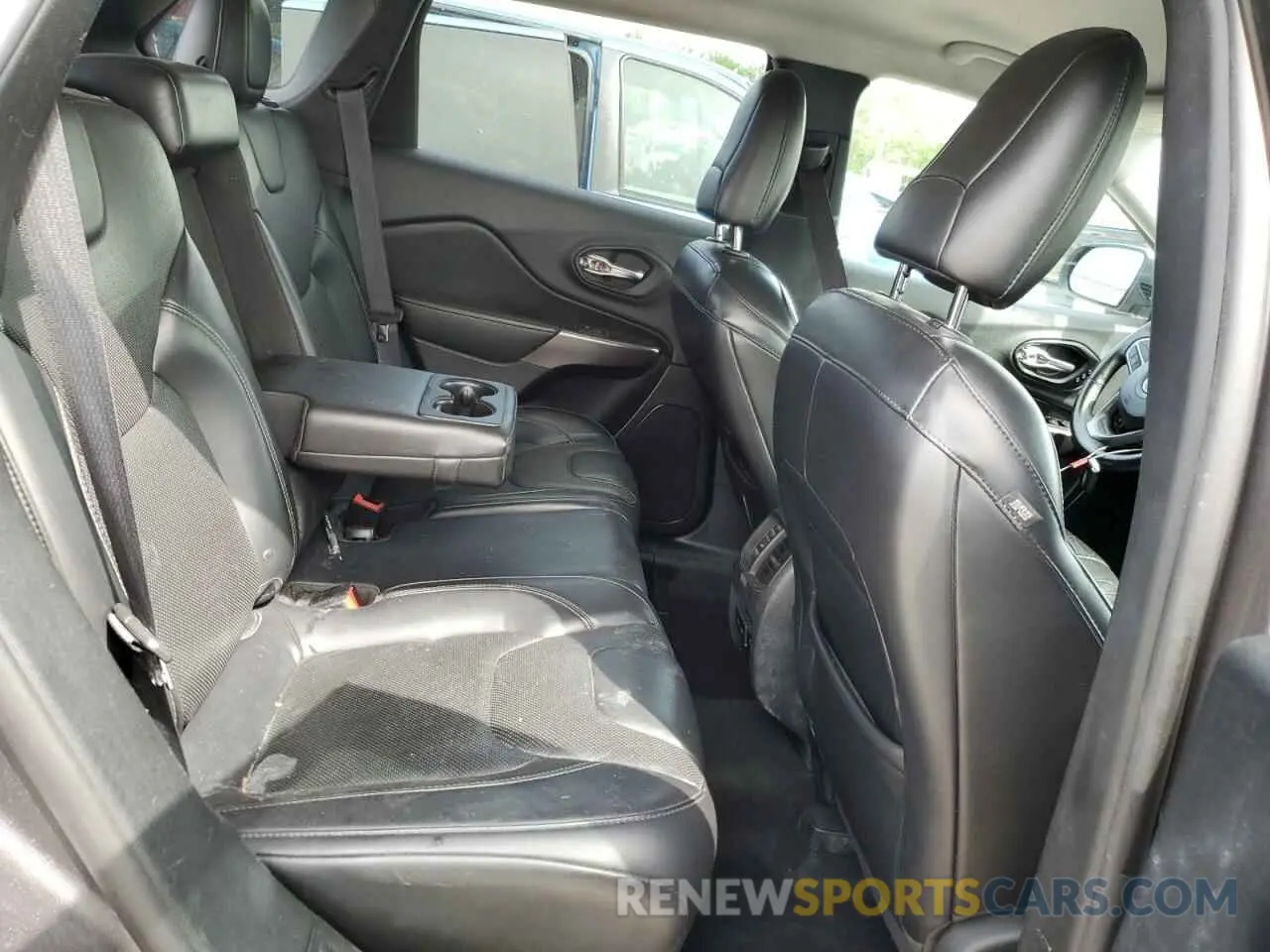 11 Photograph of a damaged car 1C4PJLDB6KD300369 JEEP GRAND CHER 2019