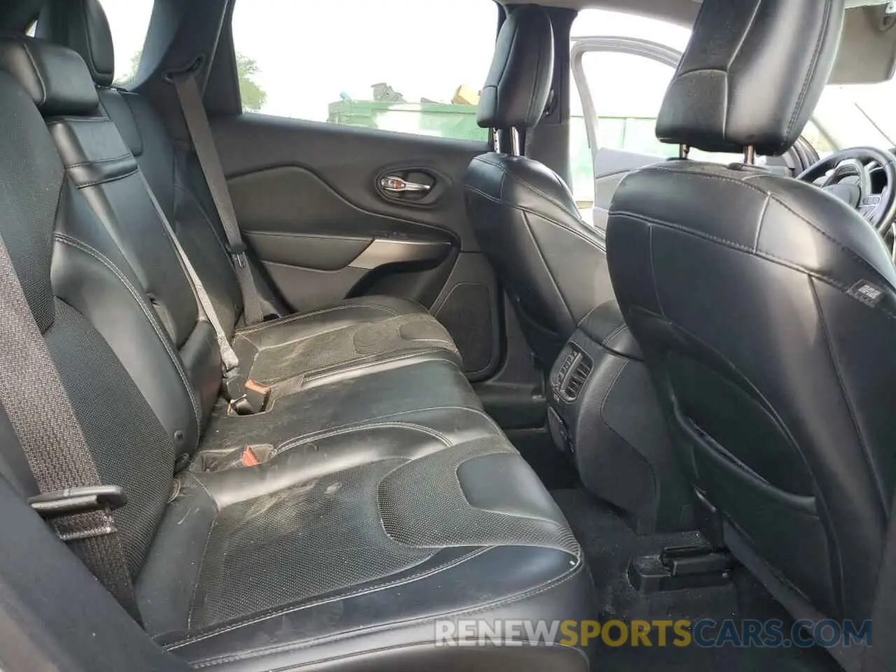 11 Photograph of a damaged car 1C4PJLDB8KD348018 JEEP GRAND CHER 2019