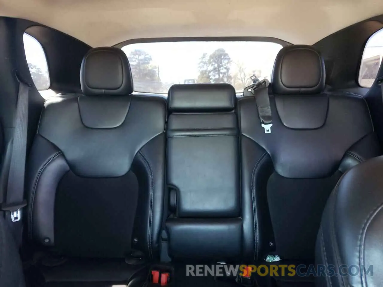 10 Photograph of a damaged car 1C4PJLLB0KD128647 JEEP GRAND CHER 2019