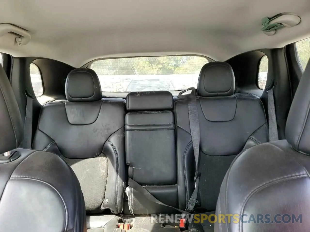 10 Photograph of a damaged car 1C4PJLLB1KD111632 JEEP GRAND CHER 2019
