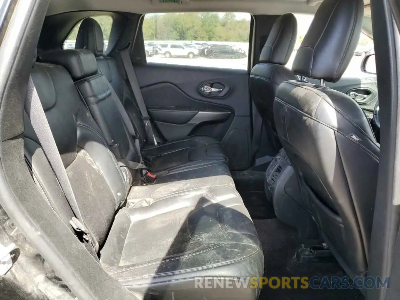 12 Photograph of a damaged car 1C4PJLLB1KD111632 JEEP GRAND CHER 2019